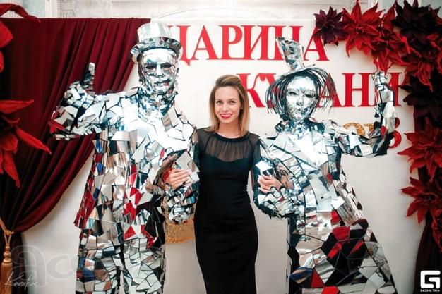 Зеркальные люди на встречу гостей
